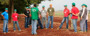 Alunos de curso do SENAR-PR participam de atividade no campo conduzida por instrutor, simbolizando o fato de que o SENAR-PR credencia instrutores para dois novos cursos